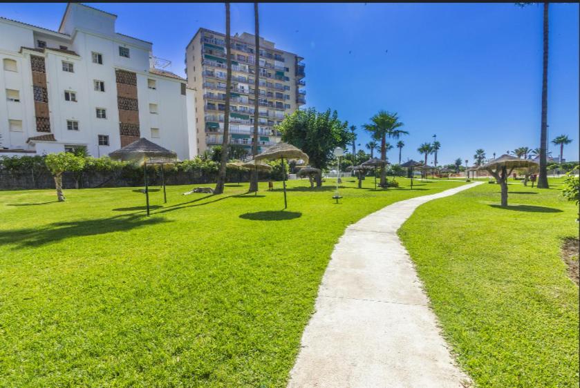 Apartamento En Benalmadena, Primera Linea De Playa Екстериор снимка